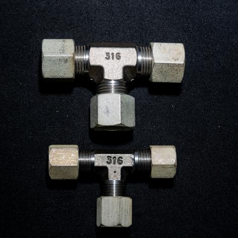 ADAPTADOR TEE MACHO CENTRAL EM AÇO