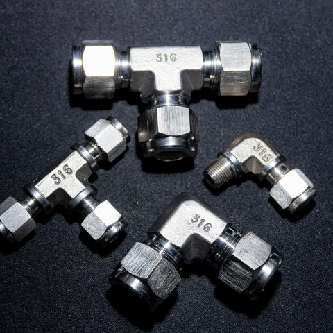 CONECTOR MACHO EM AÇO INOX SEXTAVADO