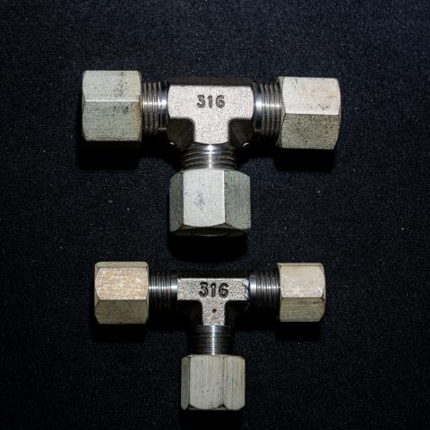 CONECTOR TEE MACHO CENTRAL EM INOX