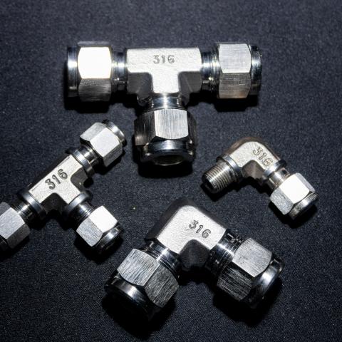 COTOVELO 90˚ MACHO EM AÇO INOX