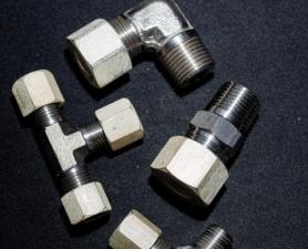 ADAPTADOR TEE FÊMEA CENTRAL EM AÇO INOX