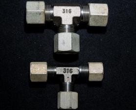 CONECTOR TEE MACHO CENTRAL EM INOX