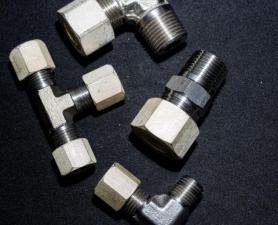 TEE MACHO LATERAL EM INOX